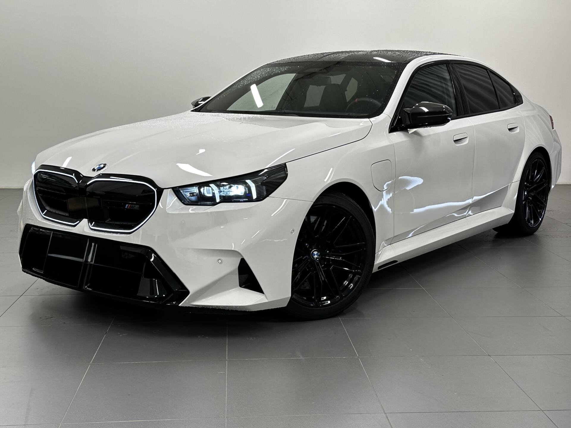 BMW M5 SEDAN | SKLADEM | ČESKÉ PŘEDVÁDĚCÍ AUTO | NOVÝ MODEL | V8 BITURBO HYBRID | VÝKON 727 KONÍ | BÍLÁ ALPINE | ČERNÁ KŮŽE | PERFEKTNÍ VÝBAVA | VIP SLEVA | NÁKUP ONLINE | AUTOiBUY.com